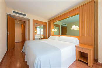 Tryp Sevilla Macarena Hotel Exterior photo